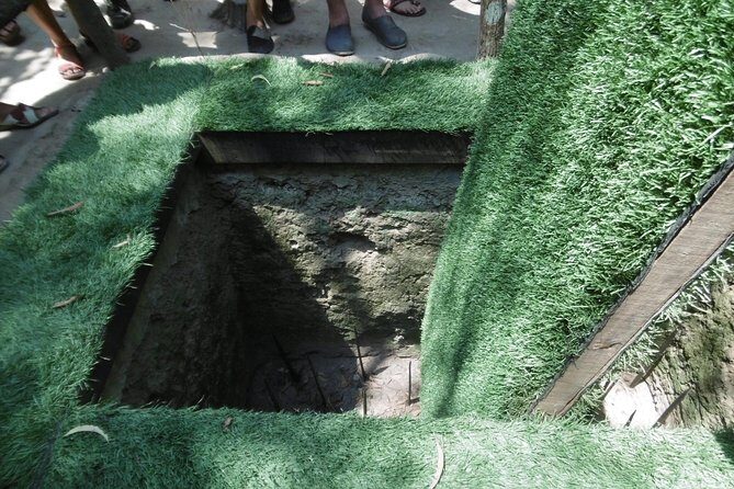 Small-group Saigon City & Cu Chi Tunnels Day Trip - Emperor Jade Pagoda and a Short Break for Lacquerware